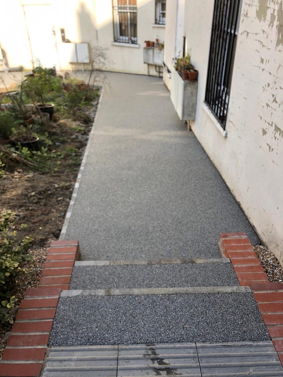 Resin bound gravel driveway installed in Essex by Andy Harragan & Sons